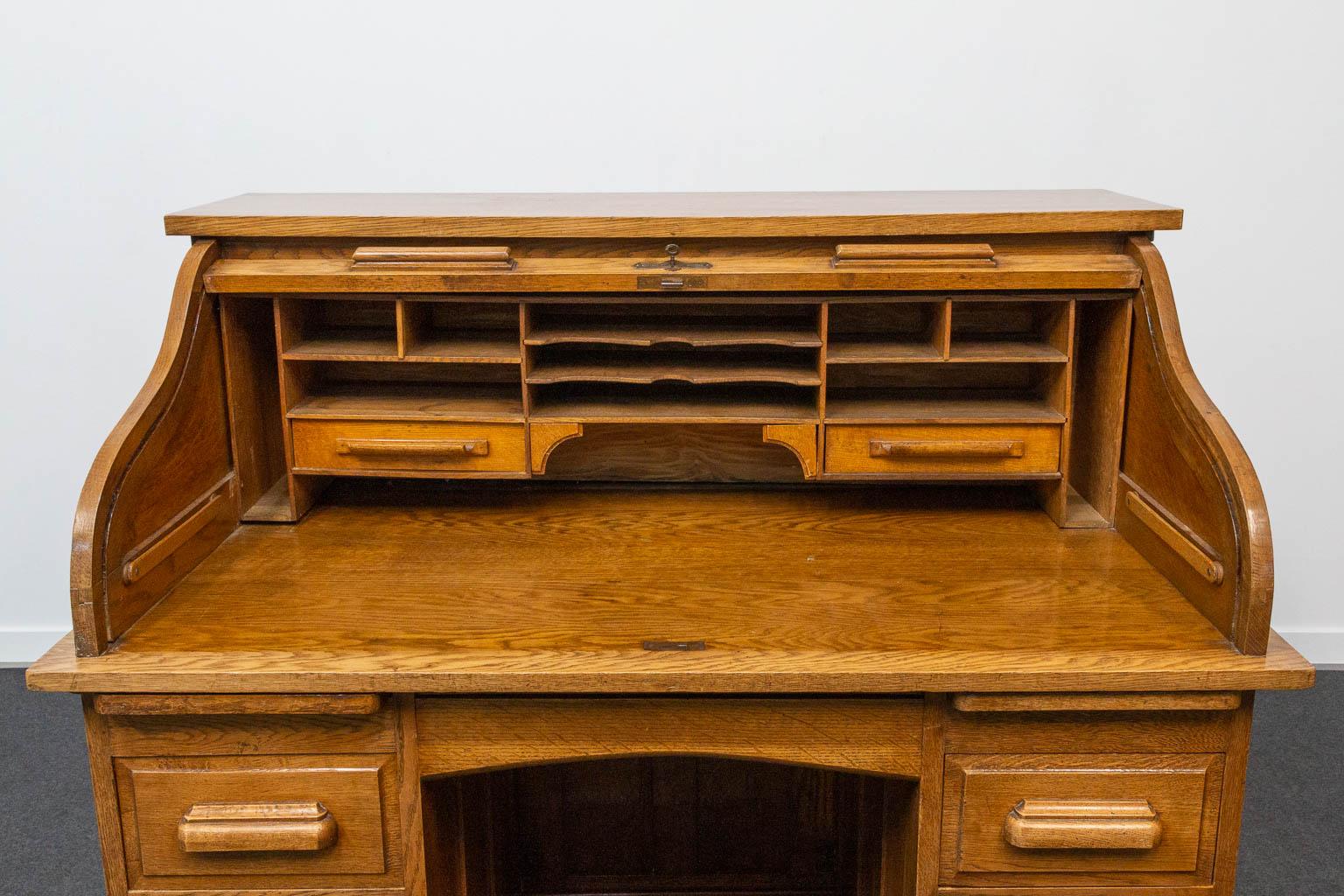 A wood American rolltop desk. (L:123 x W:75 x H:116 cm)