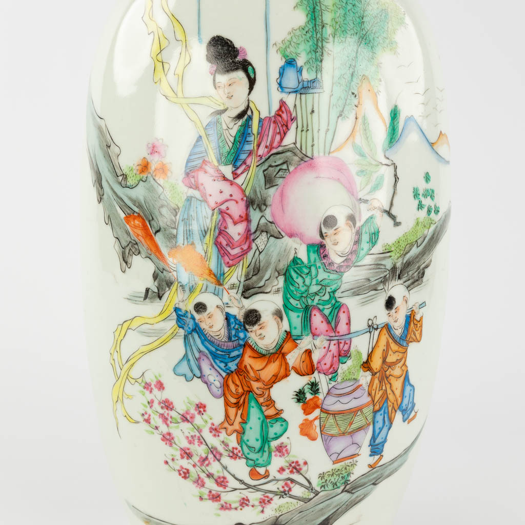 A Chinese vase and vase with lid, decorated with ladies. 19th/20th C. (H: 58 x D: 23 cm)