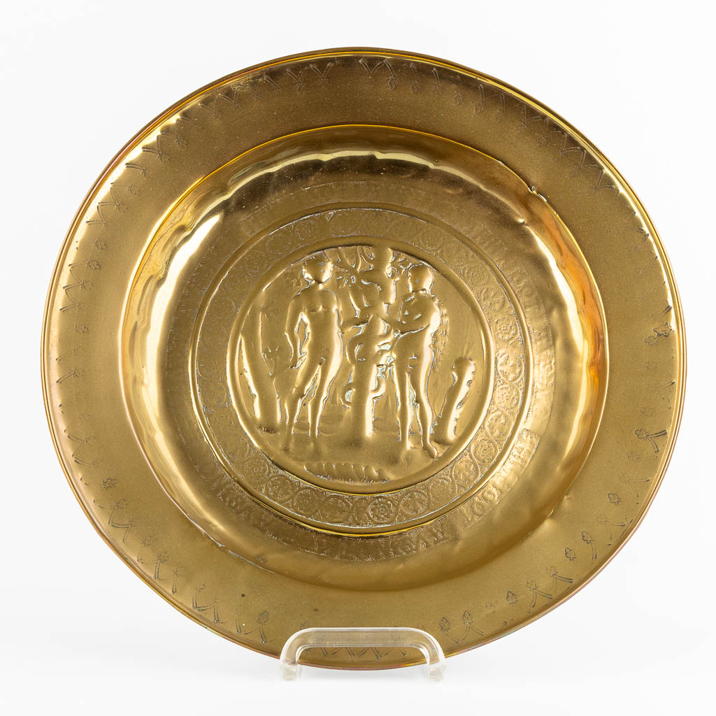 A Nuremberg brass Alms Dish, 'Adam and Eve', 16th C. (D:41,5 cm)