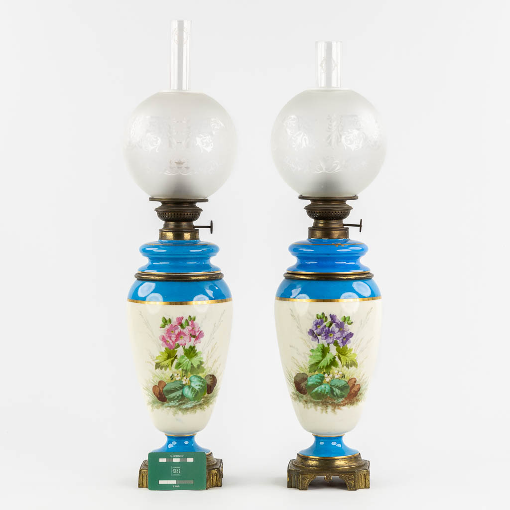 A pair of oil lamps, hand-painted porcelain. 19th C. (H:69 cm)