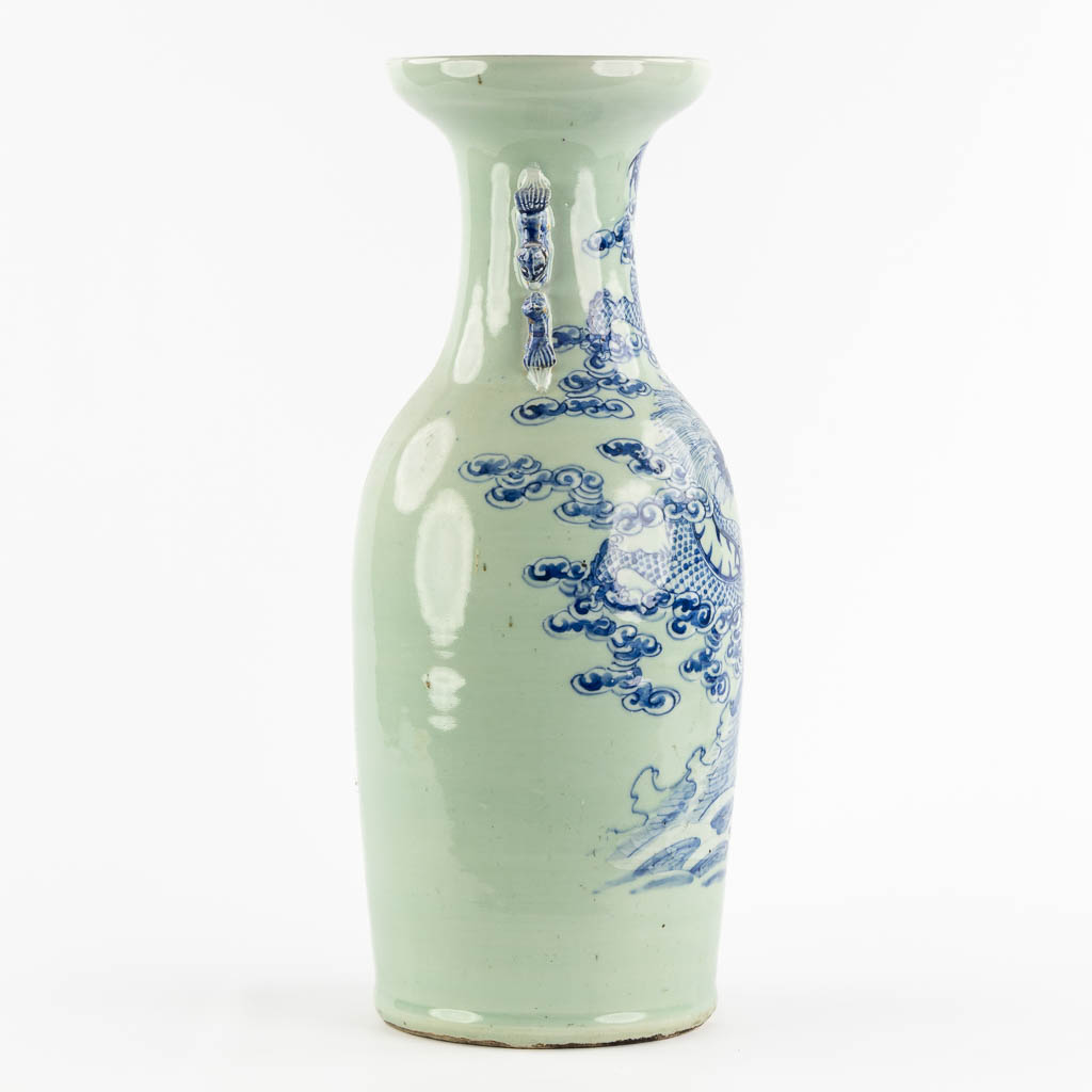 Een Chinese Celadon vaas met een draak en vis. (H:58 x D:23 cm)