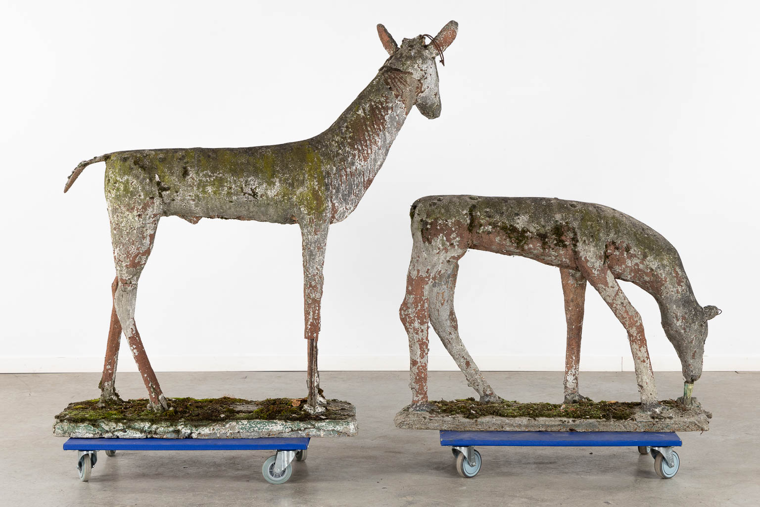 An exceptional and decorative pair of deer, concrete, circa 1920. (L:40 x W:130 x H:140 cm)