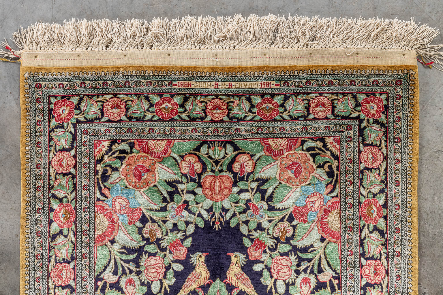 An antique Oriental hand-made carpet, silk. (L: 128 x W: 84 cm)