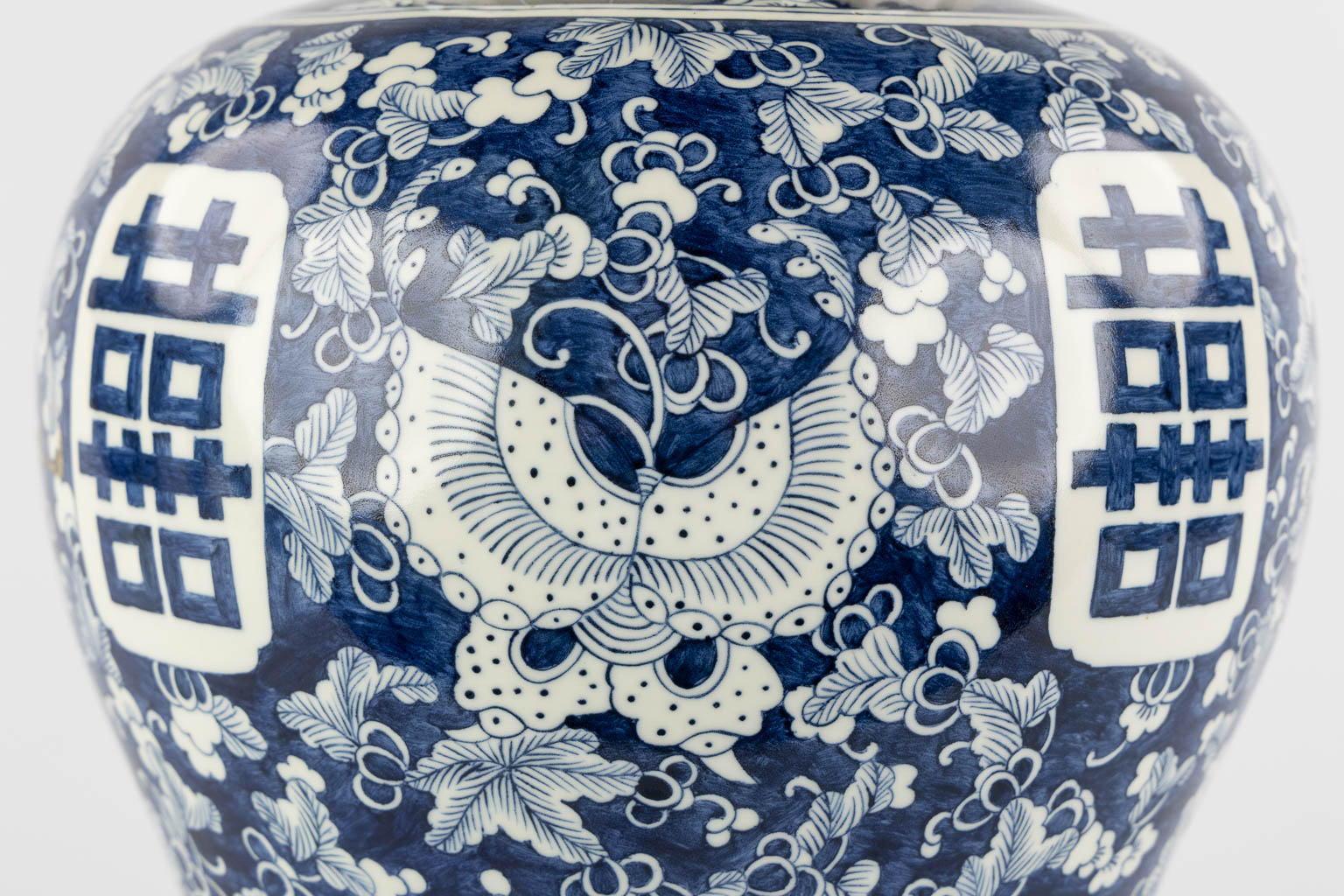 Een Chinese balustervaas met blauw-wit decor van prunus en dubbele Xi. 19de/20ste eeuw. (H:42 x D:26 cm)