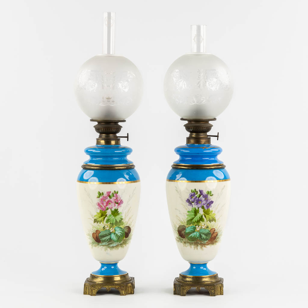 A pair of oil lamps, hand-painted porcelain. 19th C. (H:69 cm)