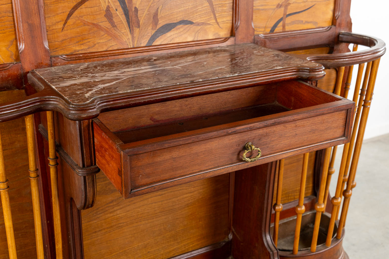 Een kleerhanger en paraplustaander, marqueterie inleg en gedraaid hout, Art Nouveau. Circa 1900.  (L:29 x W:138 x H:236 cm)