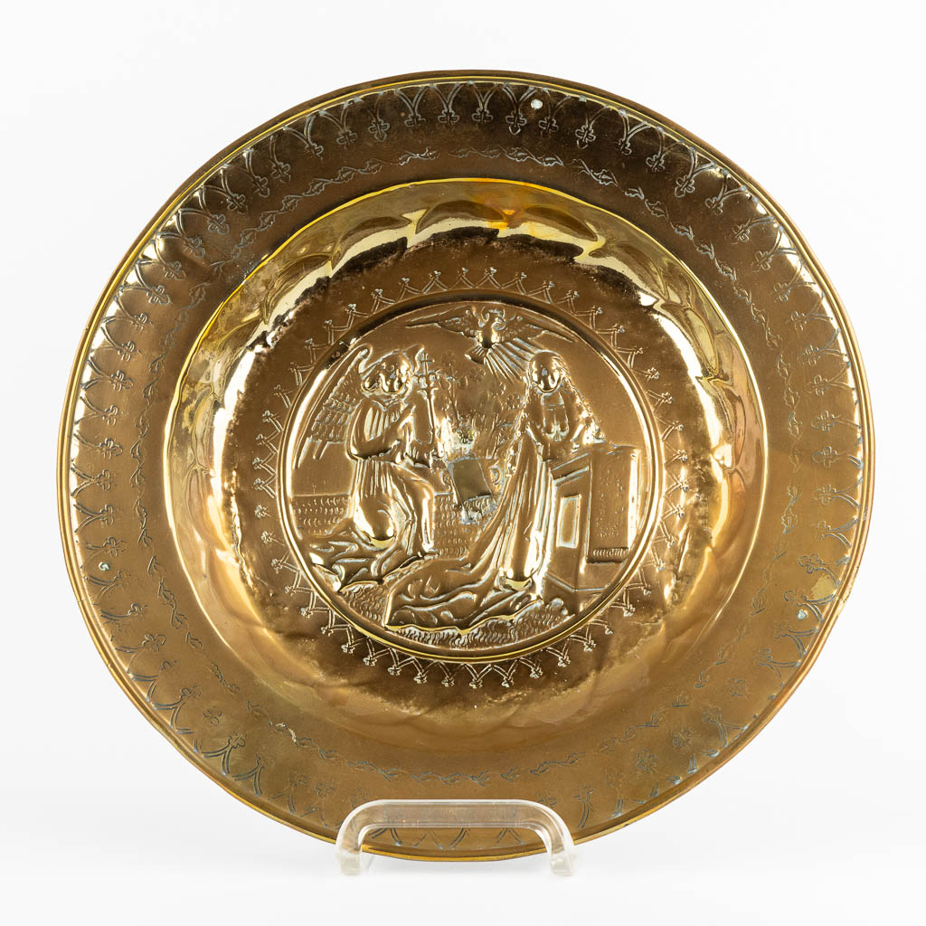 A Nuremberg brass 'Alms Dish', 'Annunciation of The Virgin', 16th C. (D:36 cm)