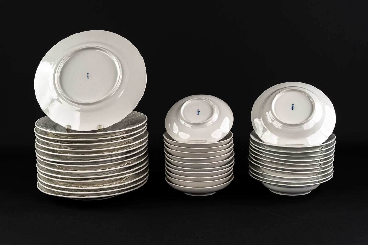 KPM, een 59-delig porselein dineerservies, inclusief de terrine. (L:31 x W:40,5 cm)