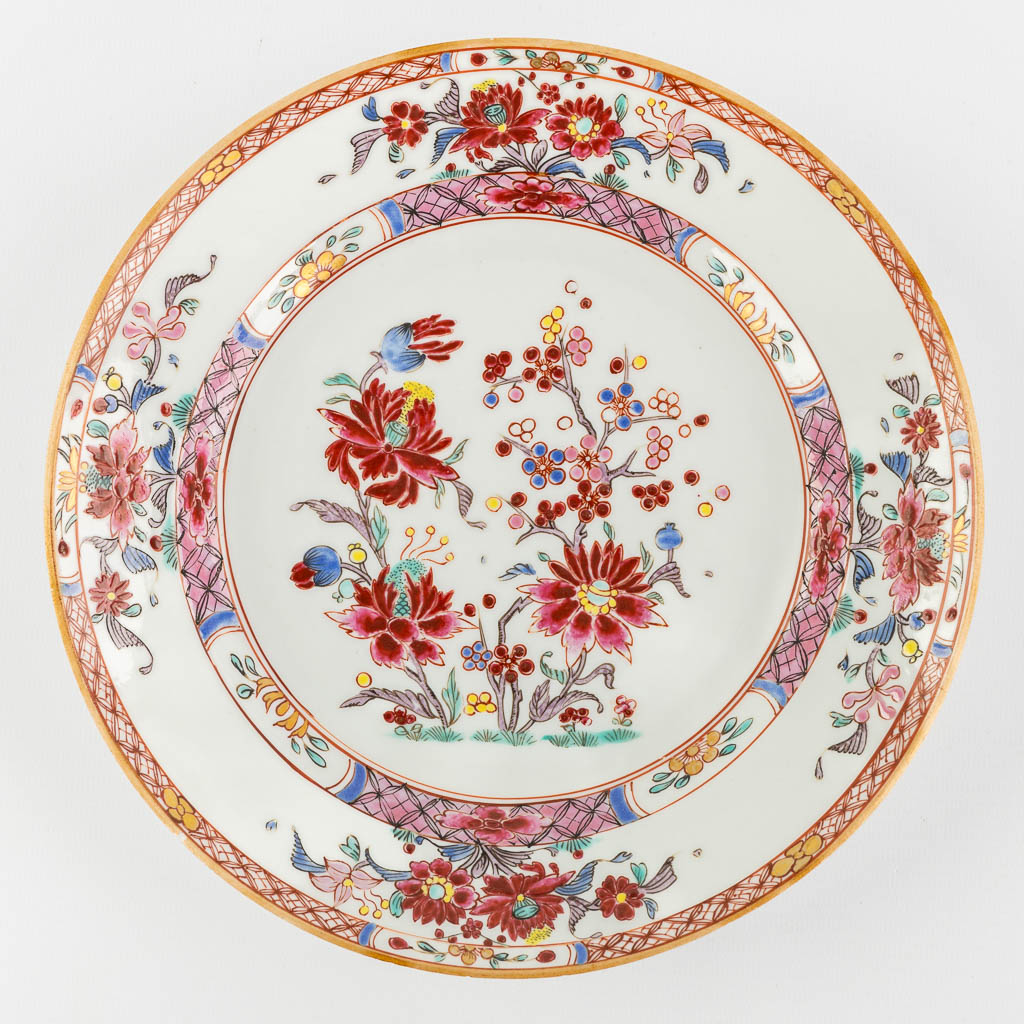 A pair of Chinese Famille Rose plates with a floral decor. (D:23 cm)