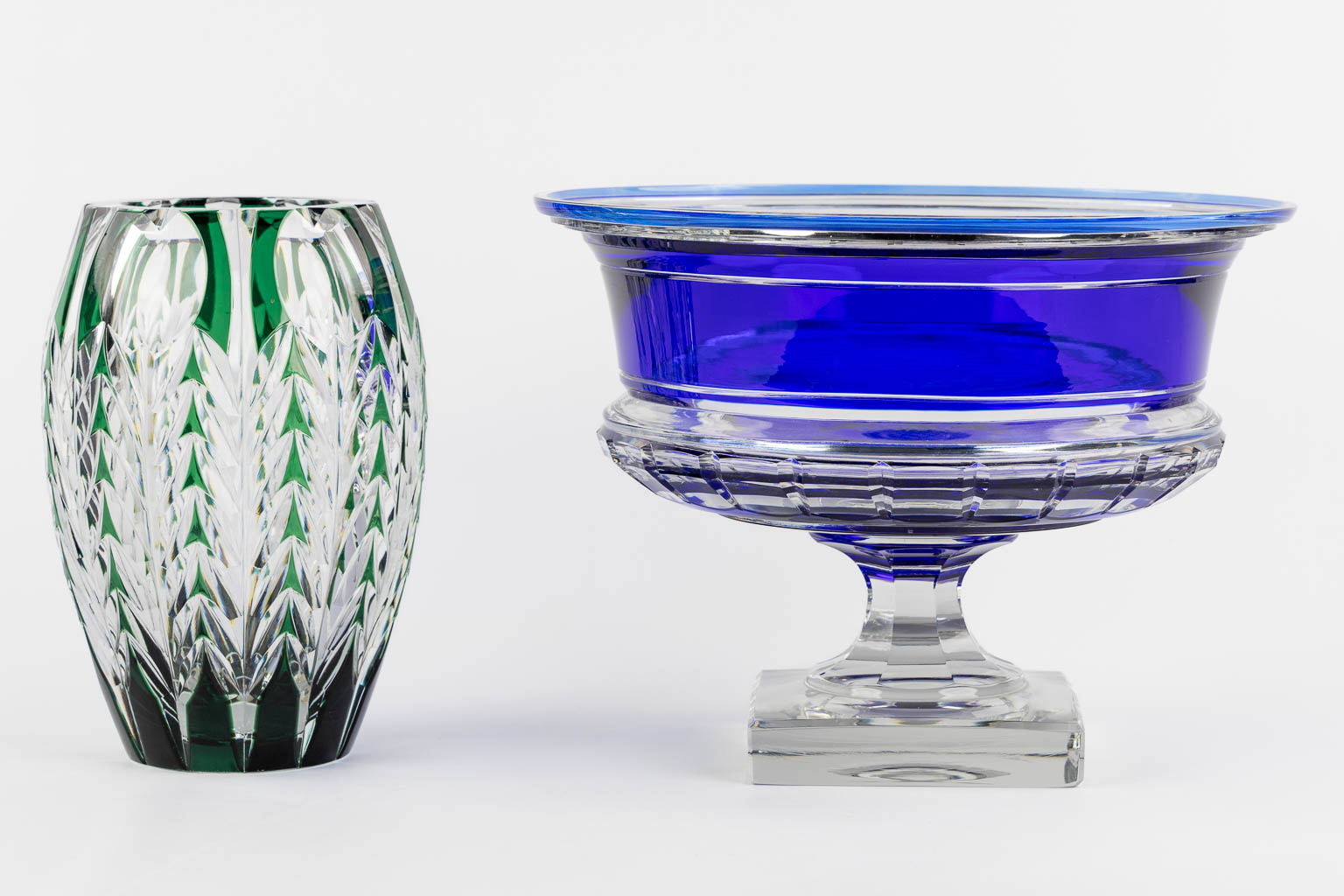 Val Saint Lambert, a large blue bowl and a green vase. (H:24 x D:31,5 cm)