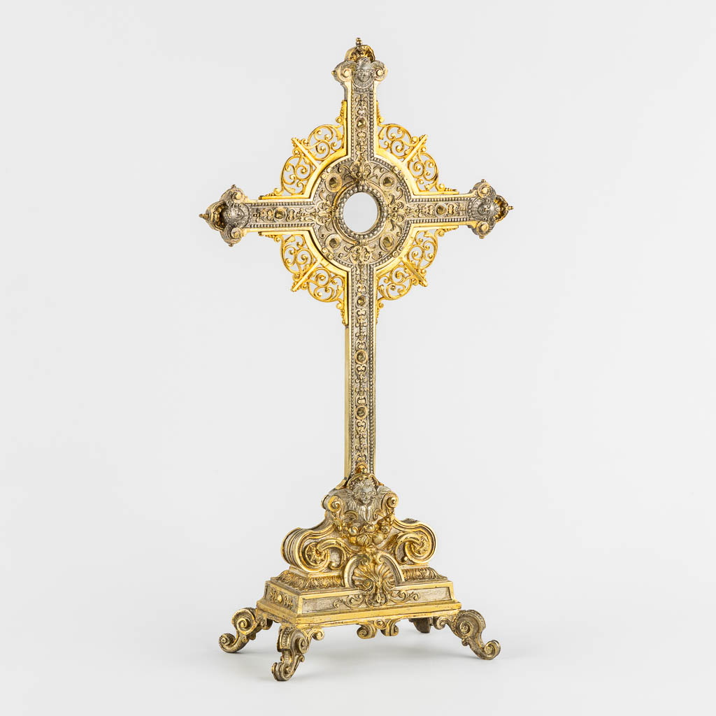 A double faced reliqary crucifix or Monstrance, bronze in Baroque style. 19th C. (W:22,5 x H:41 cm)