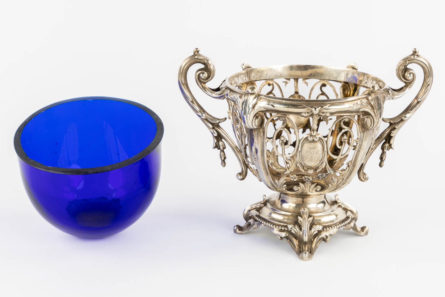 A silver and blue glass bowl. Added a silver-plated oil and vinegar set. (L:13,5 x W:20 x H:15,5 cm)