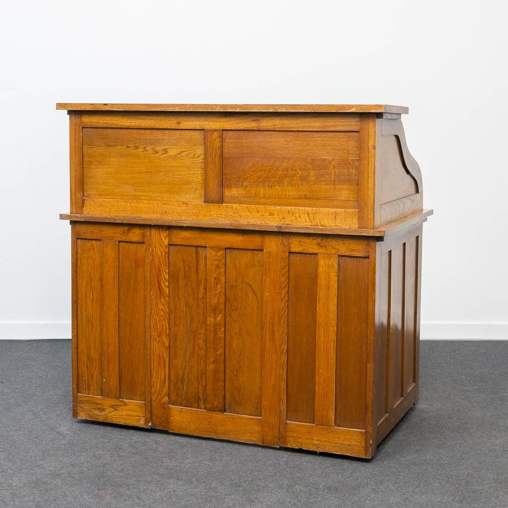 A wood American rolltop desk. (L:123 x W:75 x H:116 cm)