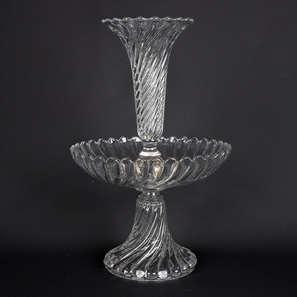 Baccarat, een kristallen tafel middenstuk met trompetvaas. (H:41 x D:26 cm)