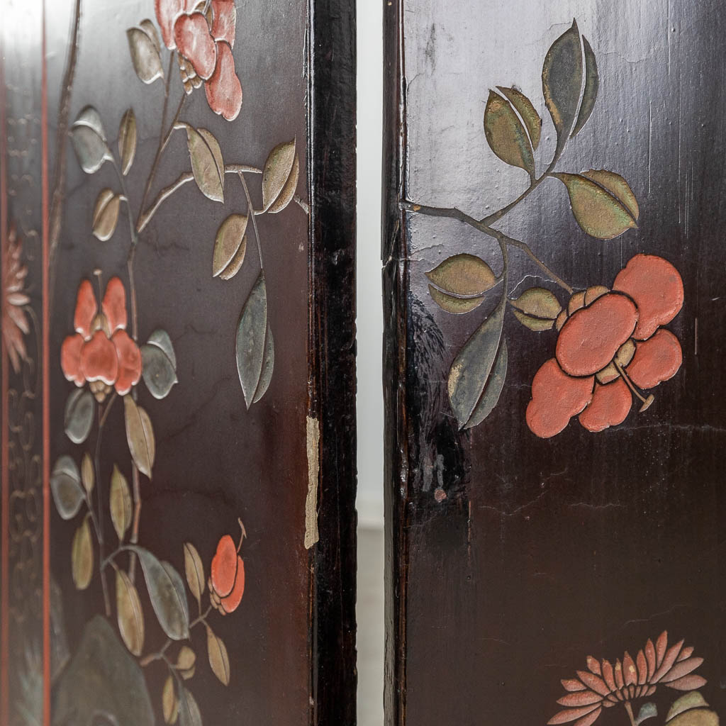 A Chinese room divider, folding screen with lacquered decors of fauna and flora. Circa 1900. (W: 114 x H: 132 cm)