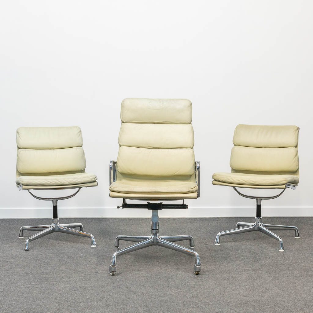 Charles and Ray EAMES (XX-XXI) Soft pad chairs and an executive office  chair. Marked Herman Miller, around 1960. EA208 en EA219 | Flanders Auctions