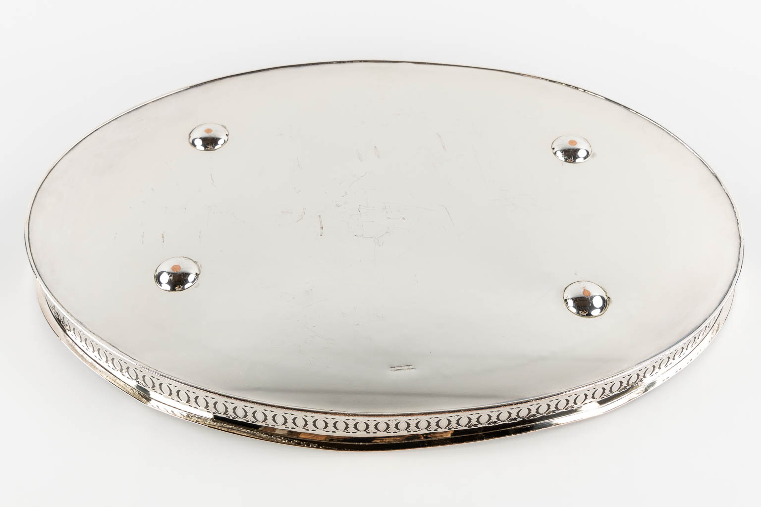 A silver-plated coffee and tea service on a platter. (L:41 x W:61 cm)