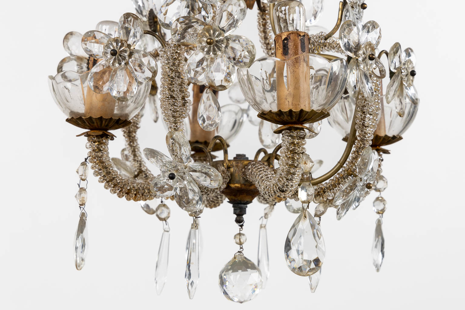 An attractive chandelier with glass flowers. (H:50 x D:36 cm)