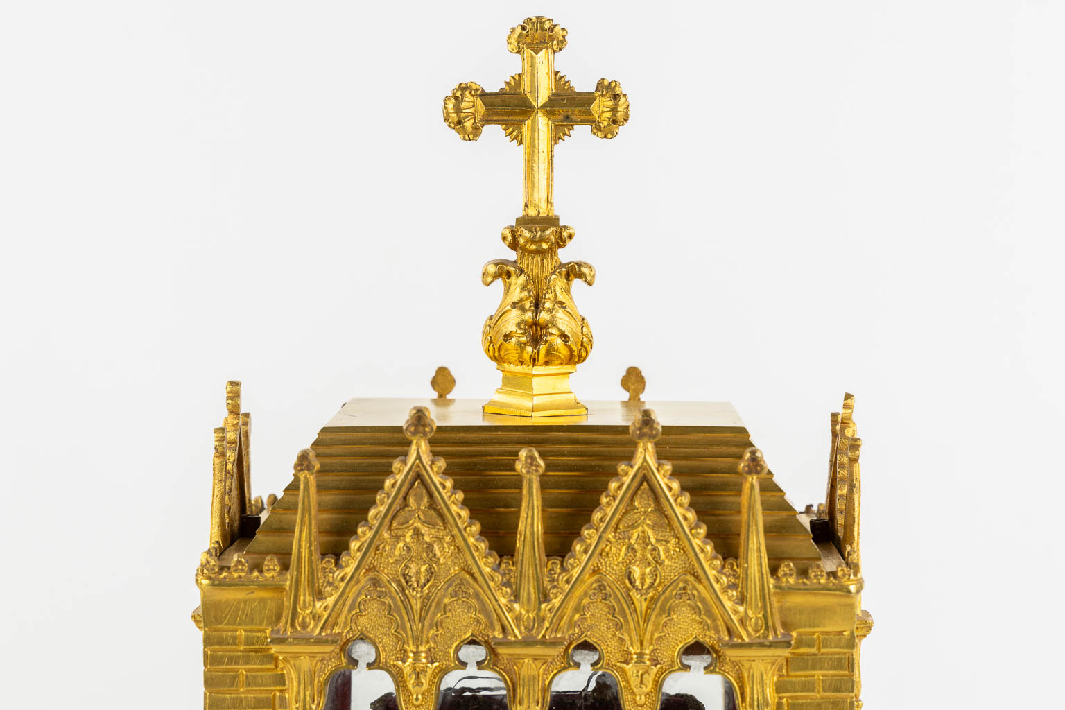 A reliquary shrine, gilt bronze with 23 relics. 19th C. (L:17 x W:22 x H:36 cm)