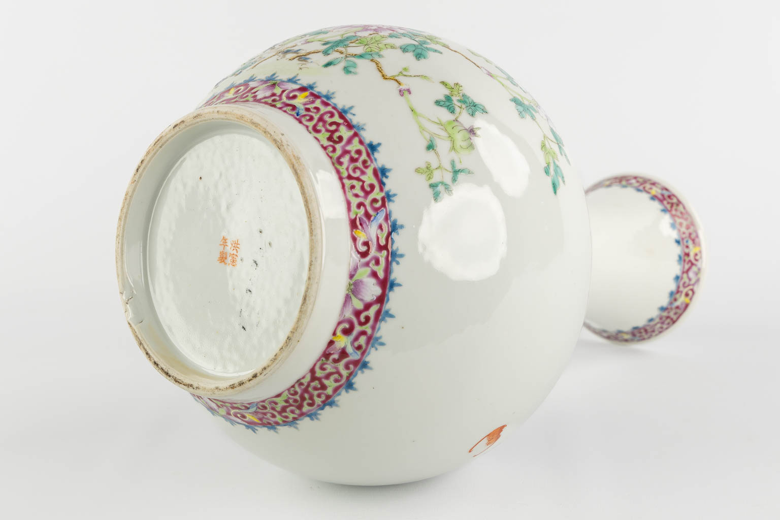 A Chinese vase with a floral decor, late republic, circa 1900. (H:39 x D:21 cm)