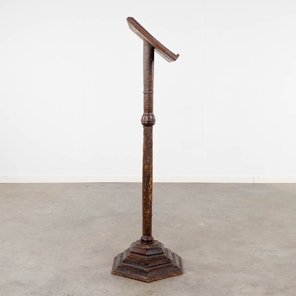 An antique lectern. 18th/19th C. (L:40 x W:50 x H:140 cm)