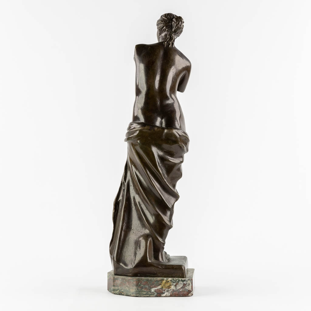 Venus van Milo, gepatineerd brons op marmer. (L:18 x W:23 x H:75 cm)