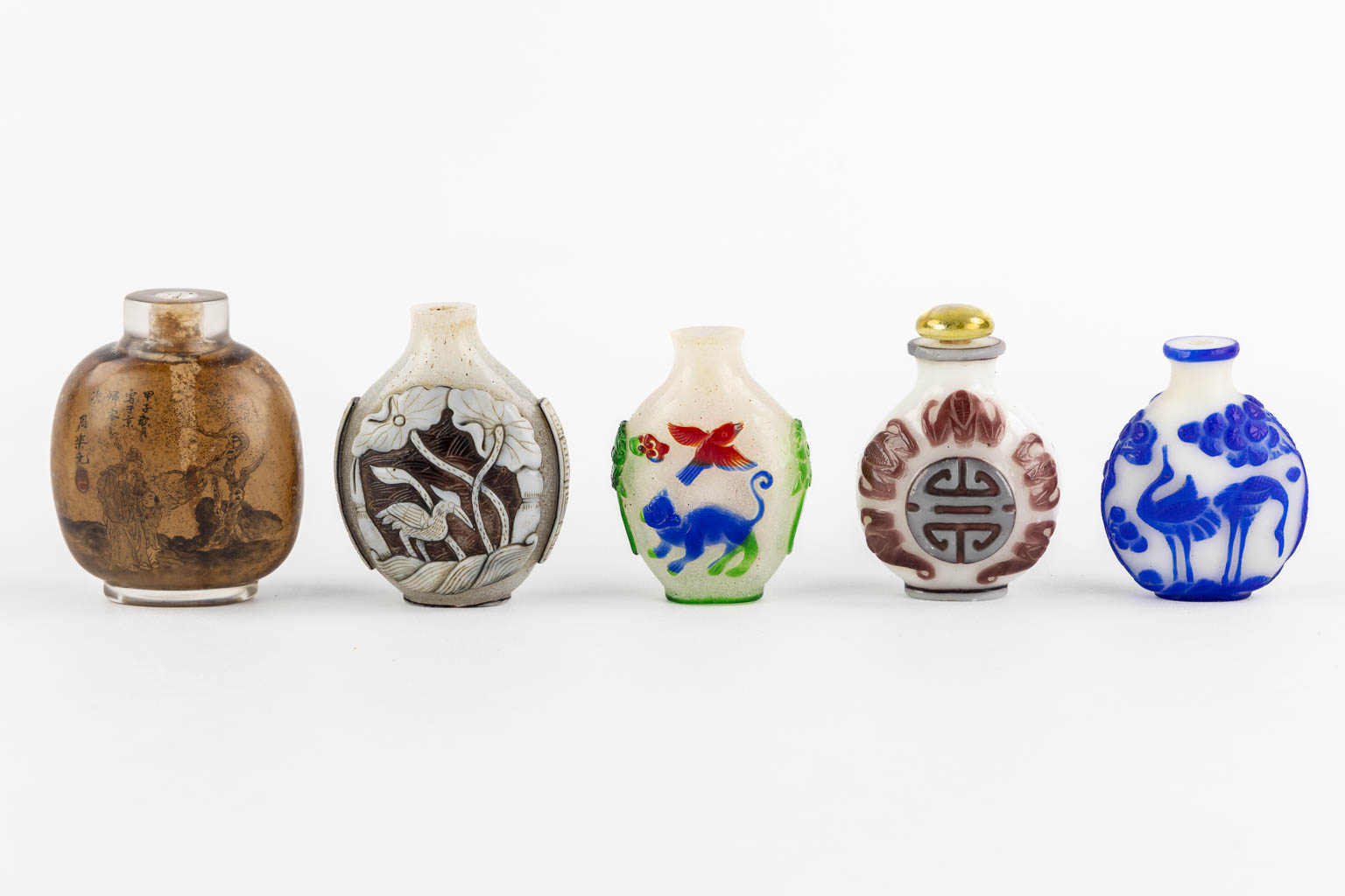 17 Chinese snuff bottles, mostly made of Peking glass. (H:10 cm)