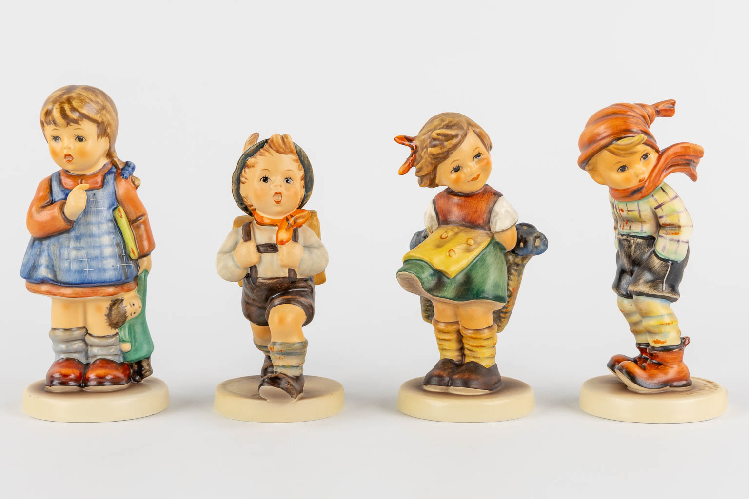 Hummel, een collectie van 20 figuren, waarvan 1 gemaakt uit glas. Bijgevoegd een catalogus. (H:17 cm)