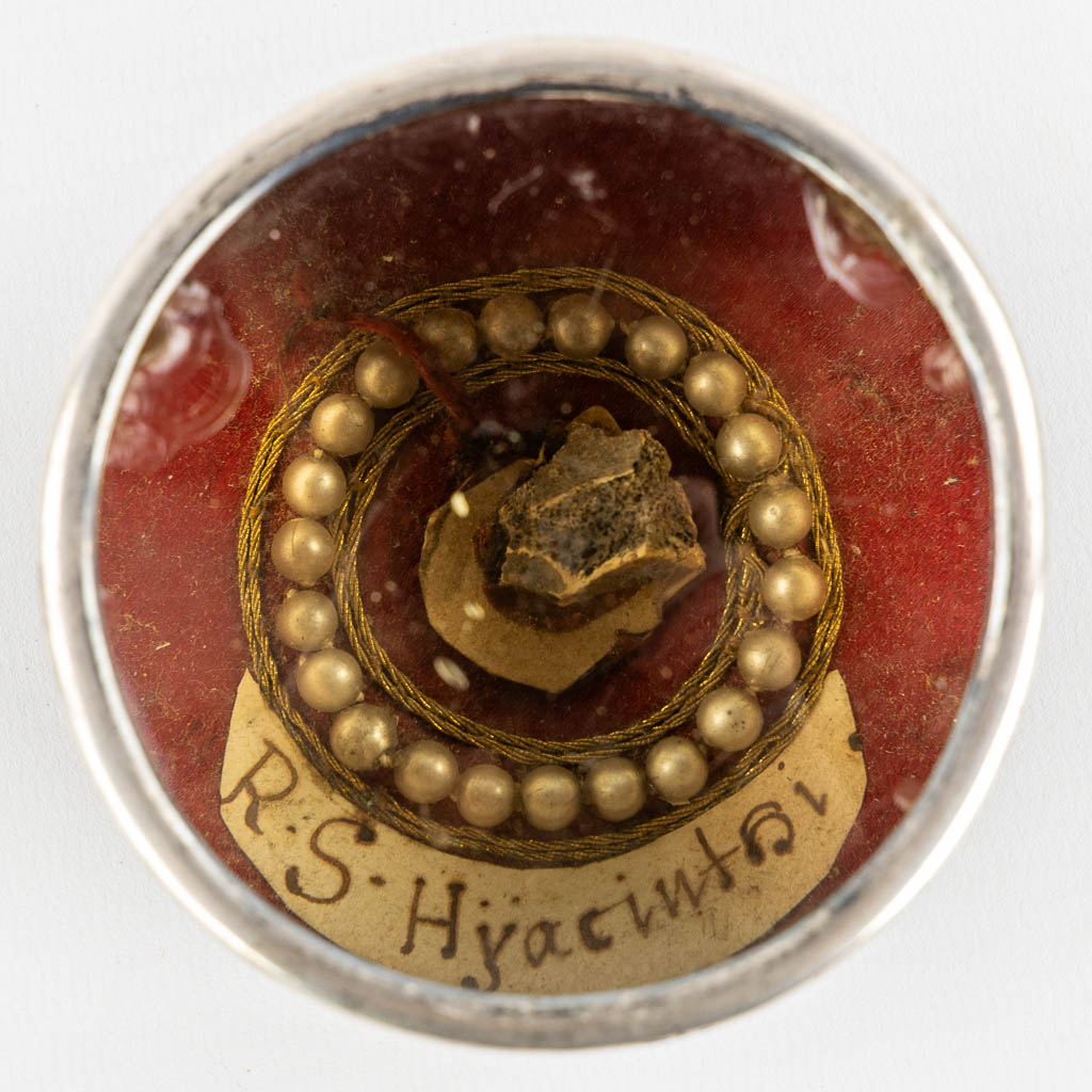 A large round theca with a relic for Saint Hyacinth. (H:4 x D:8,5 cm)