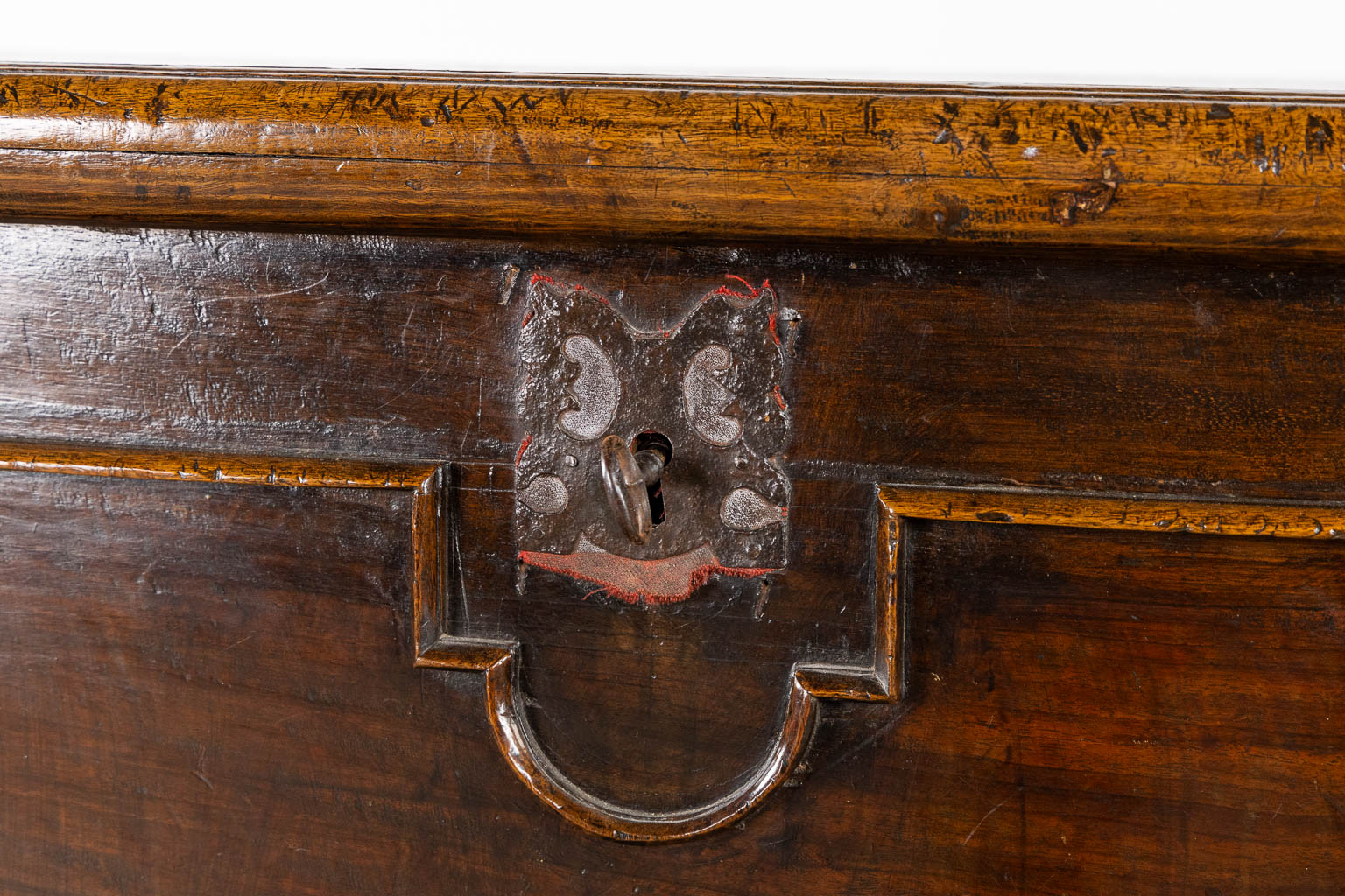 An antique chest, walnut, 17th/18th C. (L:68,5 x W:178 x H:93 cm)