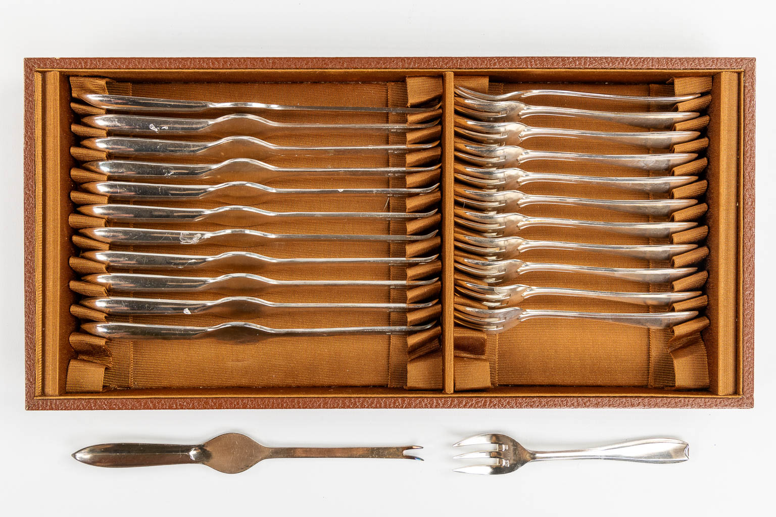 Bruno Wiskemann, a 152-piece large silver-plated cutlery. Added are some silver and silver-plated serving accessories. 