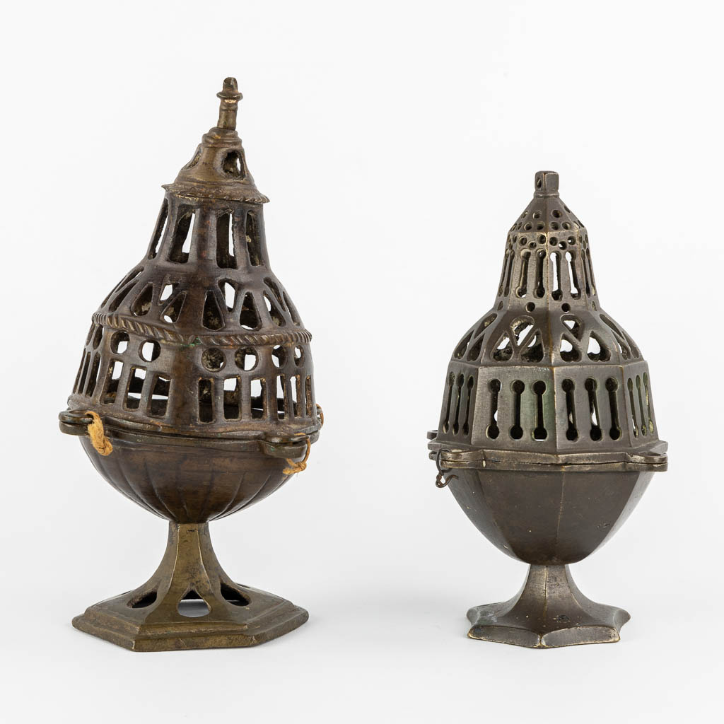 Two Gothic brass inscence burners, Flanders, 15th/16th C. (H:21 x D:13 cm)