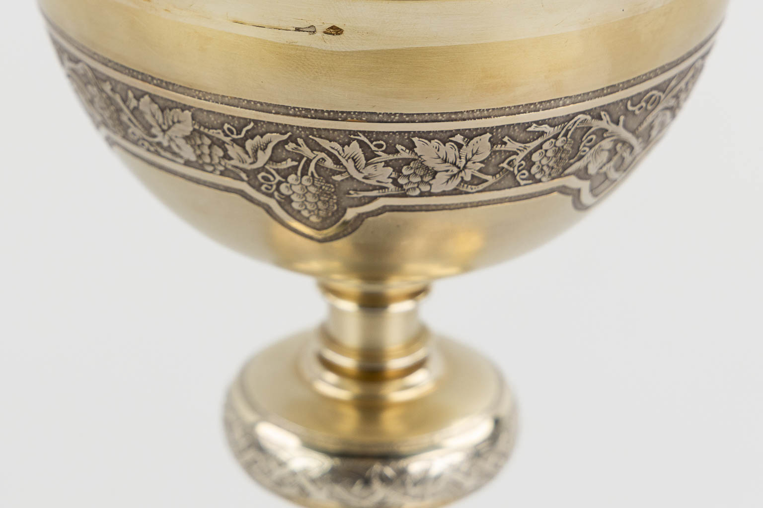 Honoré Leballeur, A vermeil chalice and paten in the original box. Gothic Revival, 1920. (H:19 x D:12,5 cm)