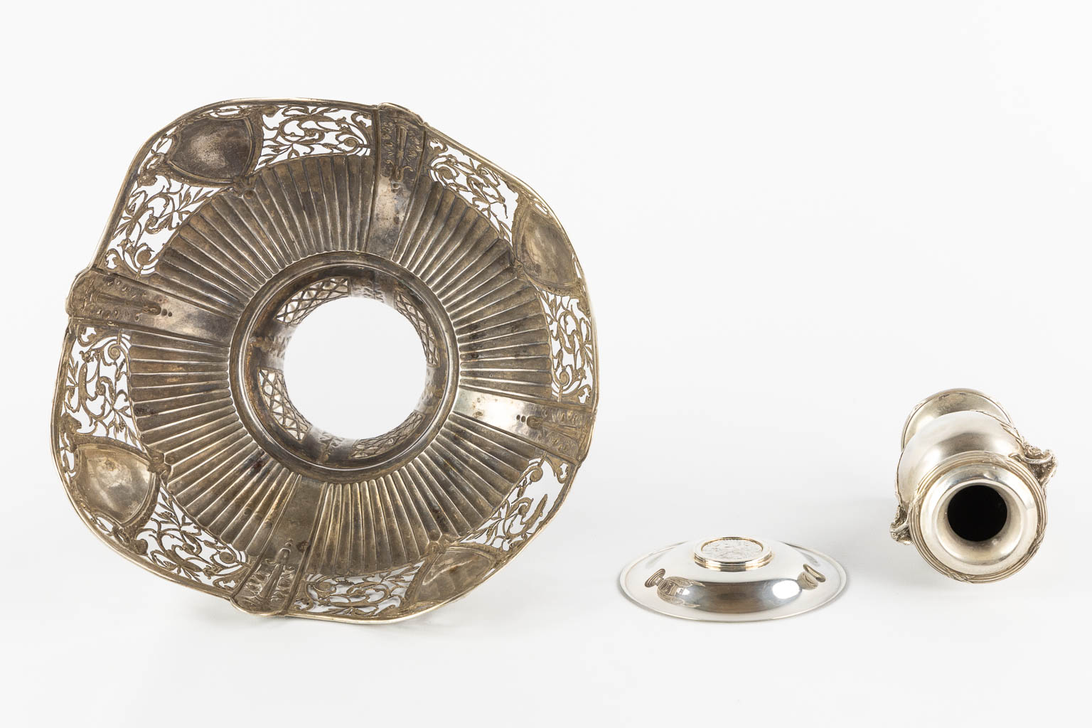 A silver vase and ajoured bowl, gross weight: 505g. (H:17 x D:22 cm)