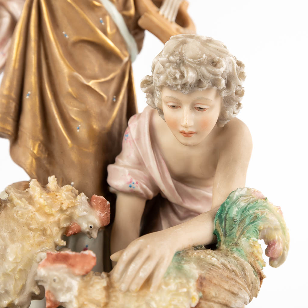 Royal Dux, 'Hanengevecht' een fijn gesculpteerd keramische sculptuur. (D:14 x W:18 x H:30 cm)