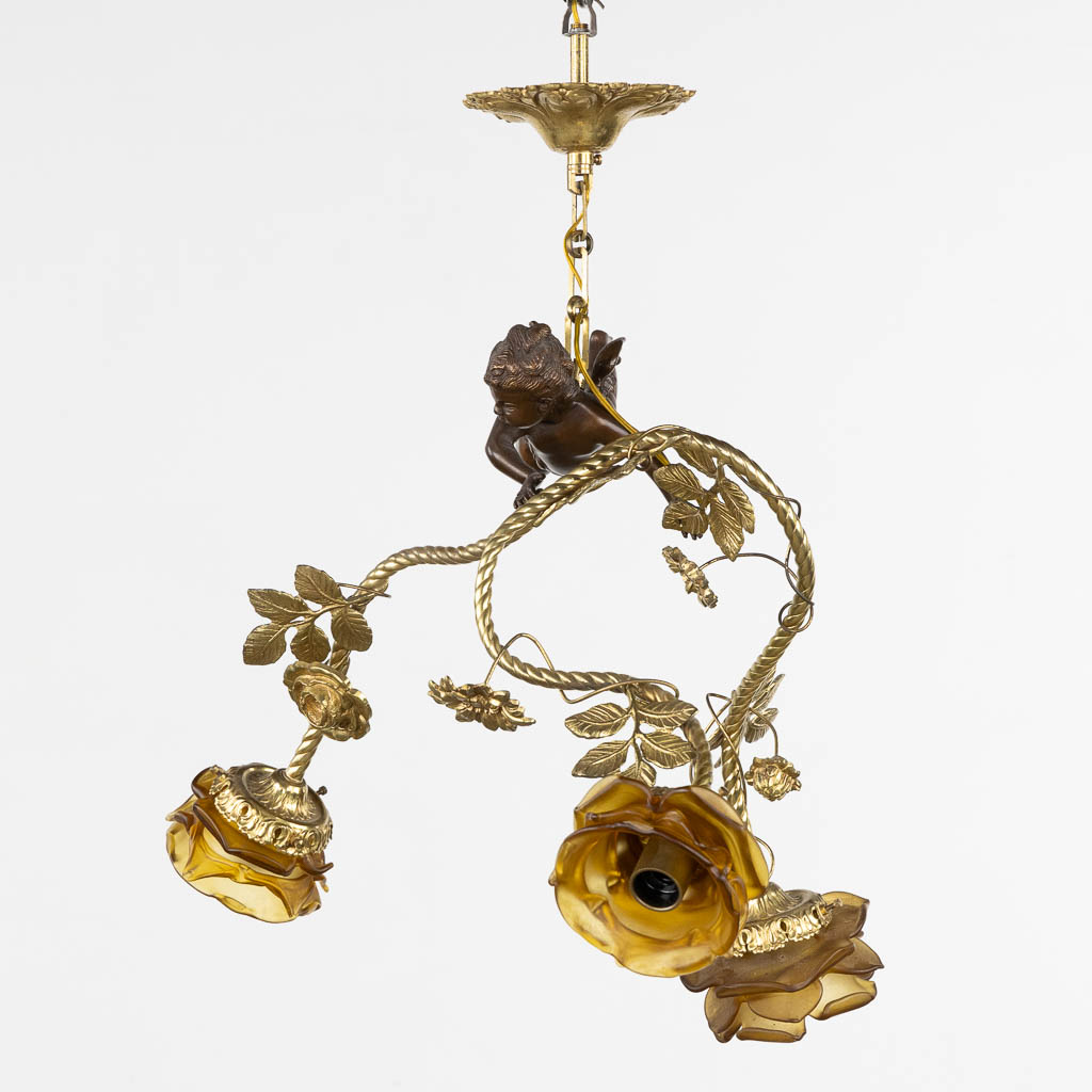 A decorative chandelier with a putto and glass roses. (L:39 x W:44 x H:57 cm)