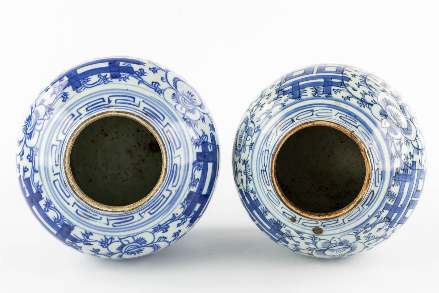 Two Chinese blue-white ginger jars with a Double Xi sign of Happiness. (H:23 x D:21 cm)