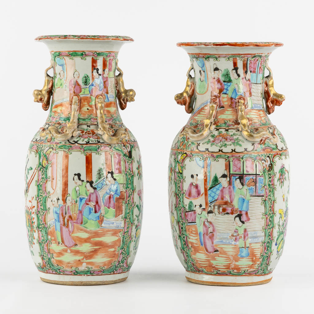 A pair of Chinese Canton vases, decorated with figurines and fauna/flora. (H:33 x D:16 cm)