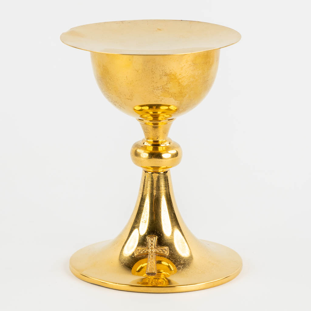 A modern chalice with vermeil cuppa, paten. 20th C.  (H:19 x D:14 cm)