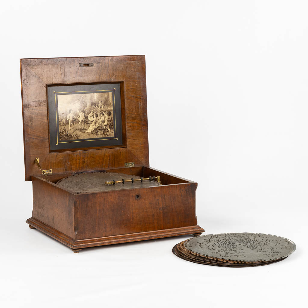 Polyphon, a music box in a wood chest. 10 records. (L:47 x W:54 x H:23 cm)