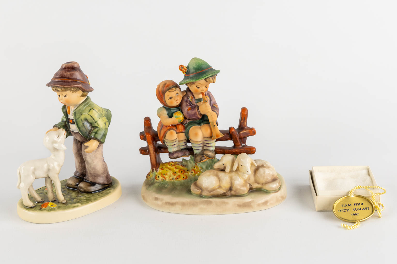 Hummel, 9 figuren met originele dozen, bijgevoegd 3 boeken en catalogi. (H:18 cm)