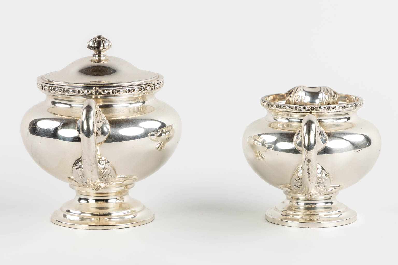 Wiskemann, a silver-plated coffee and tea service, addded are two serving bowls. (L:35,5 x W:57 cm)