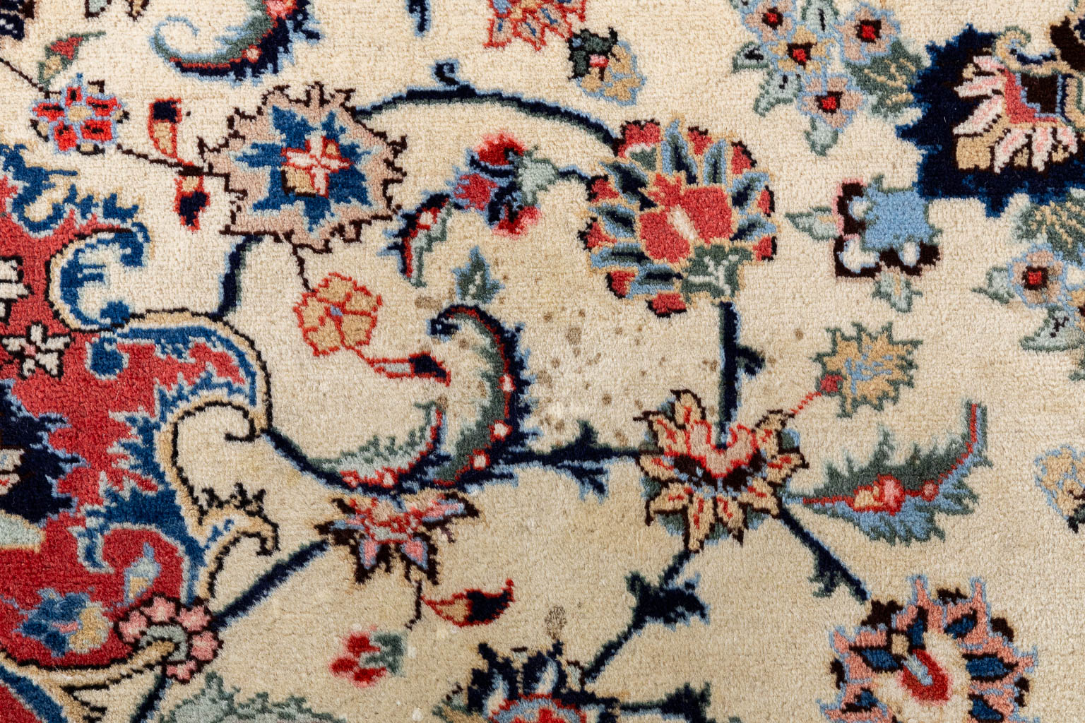 A large Oriental hand-made carpet, Kashan. (L:408 x W:290 cm)