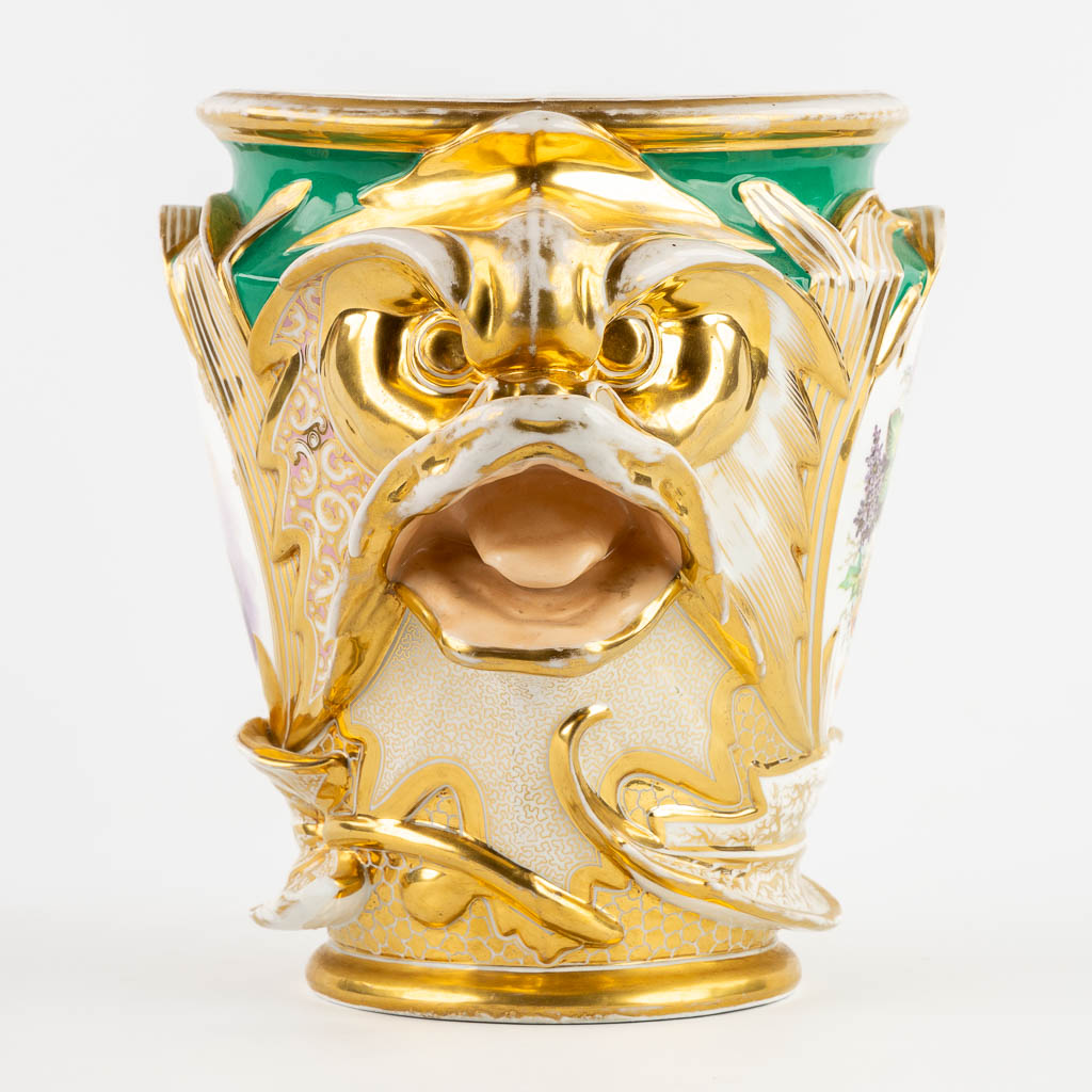 Viex Paris, A cache pot with hand-painted and gilt decor. Portrait of Marie-Antoinette. 